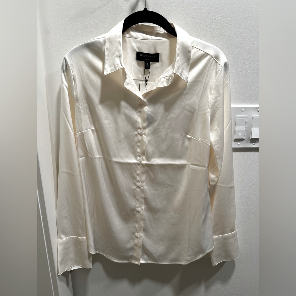 Ivory silk feel satin shirt size Small. New with tags.